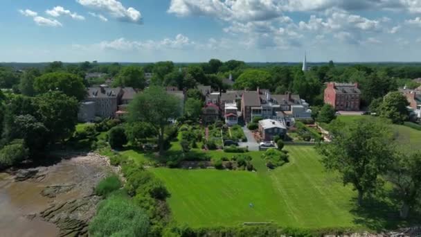 Anciennes Maisons Historiques Sur Strand Révélation Aérienne Dessus Fleuve Delaware — Video