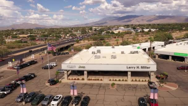 Larry Miller Chrysler Jeep Tucson Arizona Drone Aéreo Tiro Carro — Vídeo de Stock