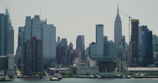 Pan Manhattan Skyskrapor Inklusive Empire State Building New York City — Stockvideo