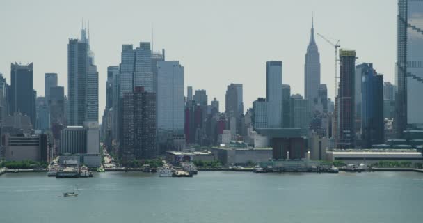 Ein Segelboot Treibt Unter Den Wolkenkratzern Von Manhattan New York — Stockvideo