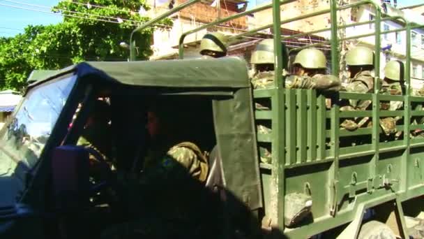 Pasukan Militer Dikerahkan Favela Rio Janeiro Dalam Sebuah Truk Untuk — Stok Video