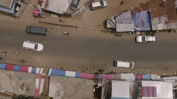 Верхні Повітряні Кадри Автомобілів Рухаються Через Дорогу Фрітауні Сьєрра Леоне — стокове відео