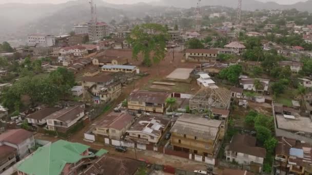 Letecký Záznam Který Sahá Stromu Výhledem Fotbalové Hřiště Freetownu Sierra — Stock video