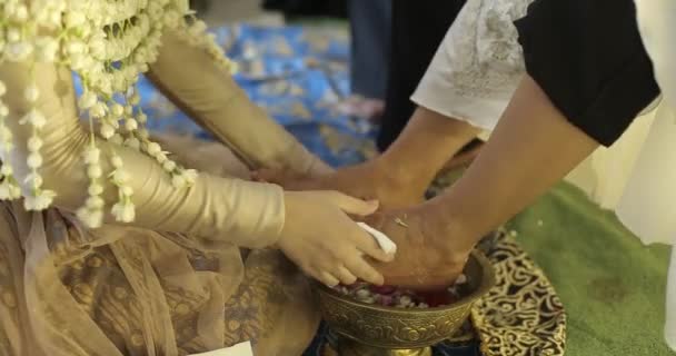 Noiva Lava Limpa Pés Mãe Termo Siraman Vem Palavra Flush — Vídeo de Stock