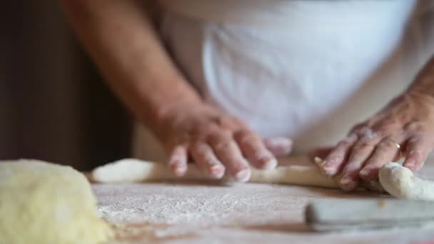 Mama Domu Toczenia Świeże Ciasto Włoskie Gnocchi — Wideo stockowe