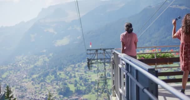 Chica Mirando Fijamente Valle Montañas Telesilla Suiza — Vídeos de Stock