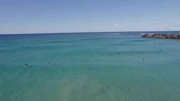 Praia Duranbah Com Surfistas Flutuando Água Nsw Austrália Retirada Aérea — Vídeo de Stock