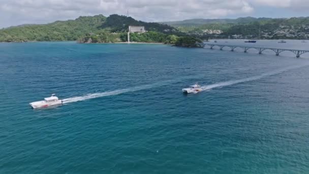 Лодки Вылетающие Залива Самана Пуэнте Кайо Самана Заднем Плане Беспилотник — стоковое видео