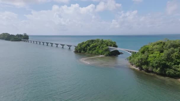 Bruggen Oversteken Azuurblauwe Oceaan Verbindt Caribische Eilanden Antenne — Stockvideo