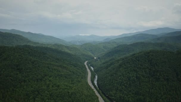 40型织机在北卡罗莱纳州Asheville郊外山区的空中脱落下来 — 图库视频影像