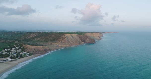 Vuelo Drones Sobre Playa Costa Rocosa Praya Luz Región Portuguesa — Vídeo de stock