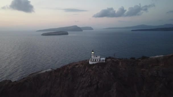 日没時にサントリーニ島のAkrotiri灯台の眺め Djiで撃たれた — ストック動画