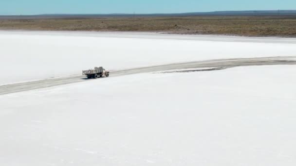 塩を輸送するトラックの空中ビュー 塩の砂漠の真ん中で サリナス ダイアマンテ サンラファエル メンドーサ アルゼンチン — ストック動画