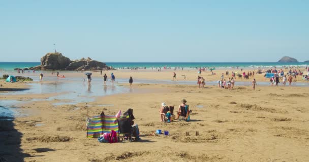 Personas Relajándose Paseando Bajo Calor Del Verano Perran Sands Beach — Vídeos de Stock