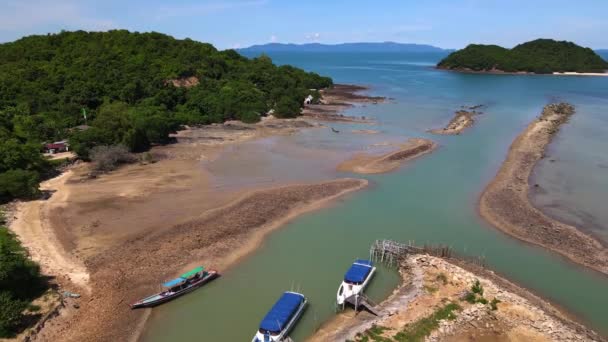 Incline Vista Barcos Uma Costa Mar Arenoso Ilha Aleatória Perto — Vídeo de Stock