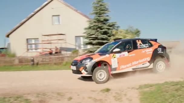 Orangener Sportwagen Nimmt Zeitlupe Scharfe Kurve — Stockvideo