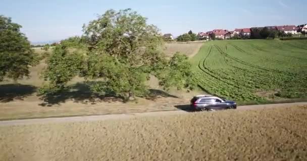 Een Drone Volgt Een Volvo Auto Die Versnelt Het Midden — Stockvideo