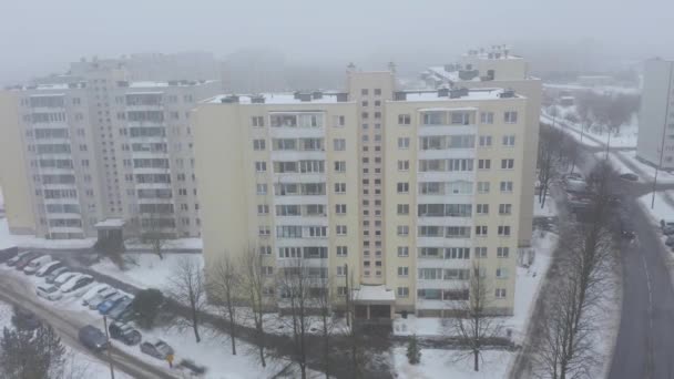 雪の街にある9階建てのソ連式の建物の一般的なドローンショット — ストック動画