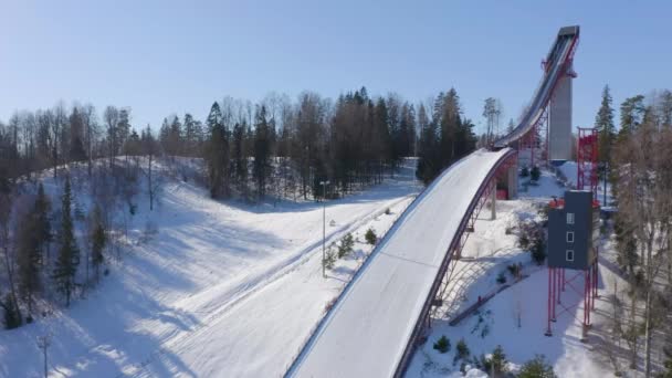 Tembakan Jarak Jauh Dari Atlet Lompat Ski Menara Dari Awal — Stok Video