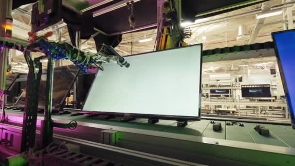 現代工場の電子機器製造ラインのテレビのLed 電子Ledボードテレビ工場のロボット技術 — ストック動画