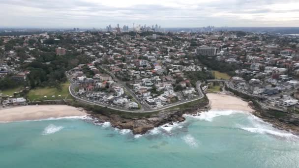 Retroceso Aéreo Malabar Beach Revela Costa Sídney Cdb Ciudad Horizonte — Vídeo de stock