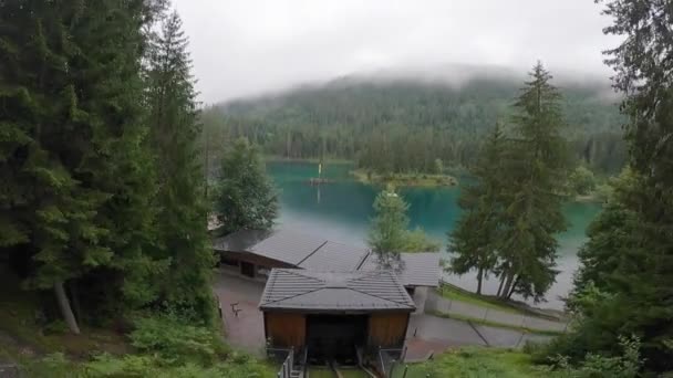 Sviçre Alplerinde Kristal Berrak Bir Alp Gölü Bırakmak Için Ormanın — Stok video