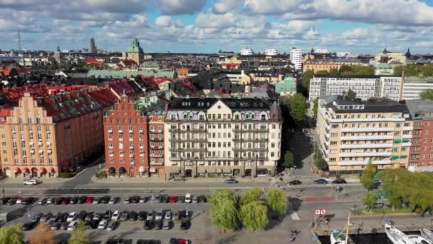 발트해 스웨덴 항구에 의집들이 줄지어 — 비디오