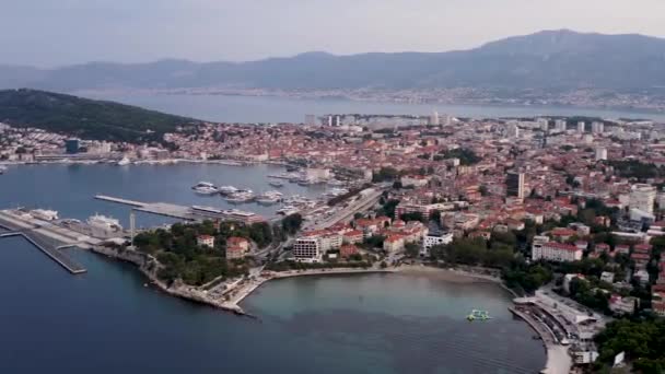 克罗地亚斯普利特市两个海湾与港口和停泊船只的圆形航拍图 — 图库视频影像