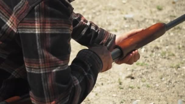 Kockás Inges Férfi Töltőszivattyús Akció Shotgun Lőszerrel Alulról — Stock videók