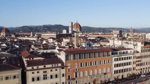 象徴的なドームを持つ旧市街フィレンツェ イタリアの街並みの空中ビュー — ストック動画