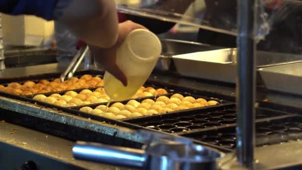 Küflenmiş Tavaya Yağ Şişesi Sıkıştır Takoyaki Toplarını Hazırla Profesyonel Aşçı — Stok video