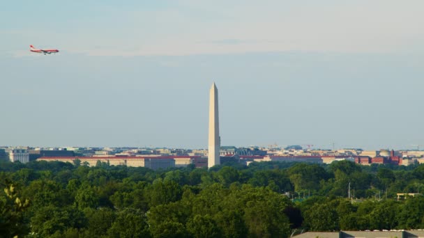 一架商业客机在飞往弗吉尼亚州阿灵顿的罗纳 里根国家机场的途中 飞越了位于华盛顿特区的华盛顿纪念碑 在夏夜看到的 — 图库视频影像