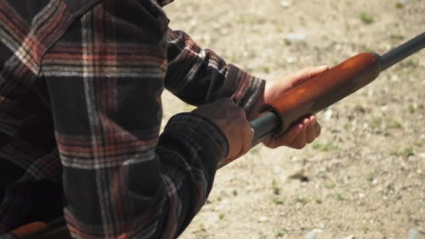 Mężczyzna Kratowej Koszuli Przeładowuje Kule Pistoletu Pompy Zwolniony Ruch — Wideo stockowe