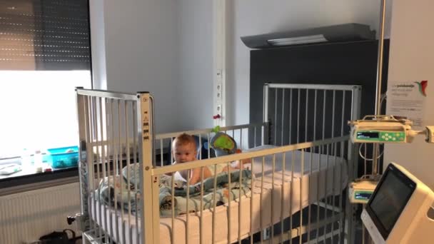 Bebeğim Hastane Yatağında Yatıyor — Stok video