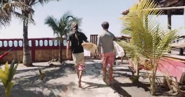 ニカラグアのビーチに向かったサーファー — ストック動画