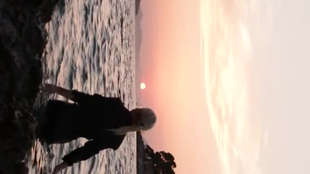Adriyatik Denizi Ndeki Çekici Sarışın Kız Gözlüklü Siyah Bir Gömlek — Stok video