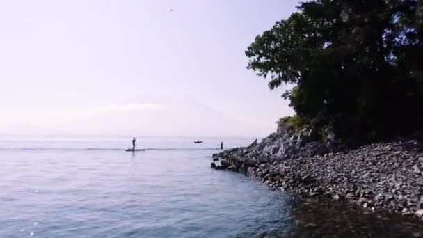 Paddleboard Aérea Primer Plano Volcán Fondo Lago Atitlán Guatemala — Vídeos de Stock