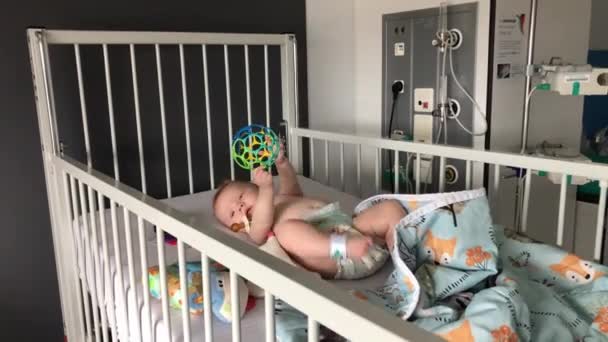 Baby Probeert Rollen Spelen Met Haar Kleurrijke Bal Het Ziekenhuis — Stockvideo