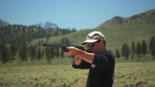 Buitenman Richt Pomp Actie Shotgun Faalt Vuren Controleert Wapen Loopt — Stockvideo