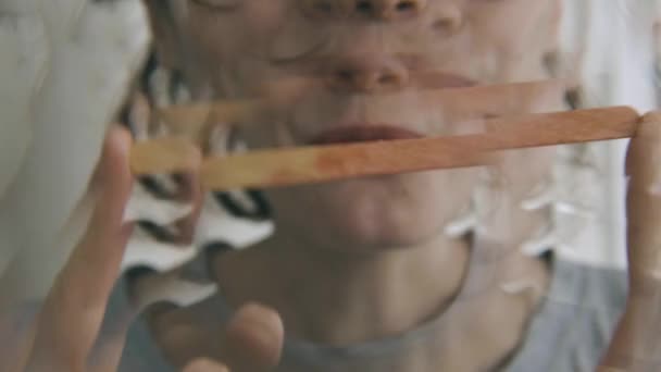 Bir Kız Buzlu Şeker Yemeyi Yeni Bitirdi Boş Çubuğu Gösteriyor — Stok video