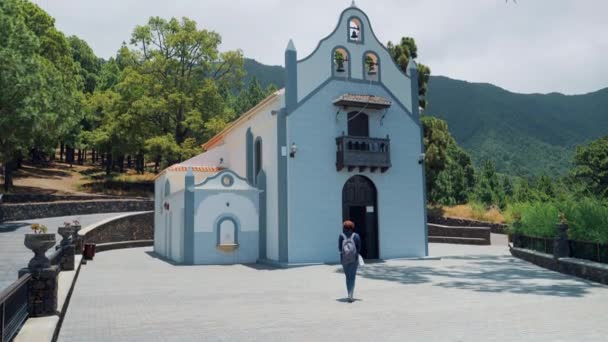 加那利群岛拉帕尔马 一个旅游女孩走向一座美丽的小礼拜堂 — 图库视频影像