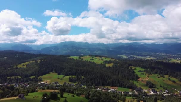 Aerial Drone Shot Beautiful Highland Valley Cordillera Tatras Cubierta Nubes — Vídeo de stock