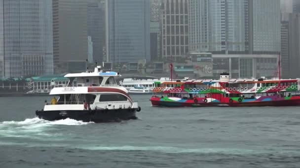 在香港维多利亚港水域航行的横渡船只和天星轮的固定镜头 天气相当多雾 能见度低 — 图库视频影像