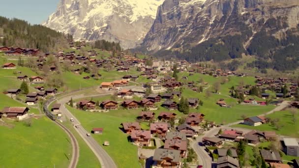 Aerial Drone Footage Pushing Out Views Mountain Train Leaving Grindelwald — Stock Video
