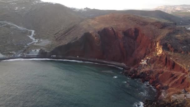 Mirando Hacia Playa Roja Santorini Desde Mar Atardecer Disparo Dji — Vídeos de Stock