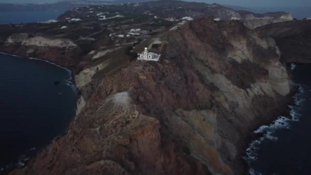 サントリーニ島の灯台で内陸を見る Djiで撃たれた — ストック動画