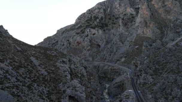 Drone Volando Sobre Carretera Serpentina Montaña Rocosa Garganta Koutaliotiko Acantilados — Vídeos de Stock