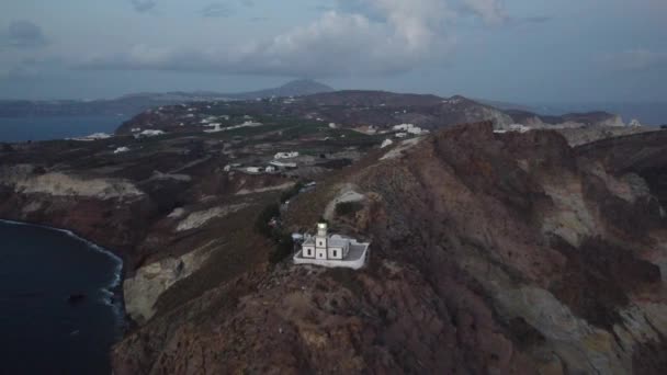 サントリーニ島と日没直後の美しい灯台 Djiで撃たれた — ストック動画
