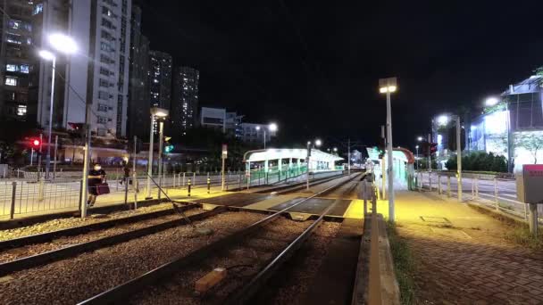 Zajęty Mtr Light Rail Wielu Nocnych Podróżnych Tin Shui Wai — Wideo stockowe