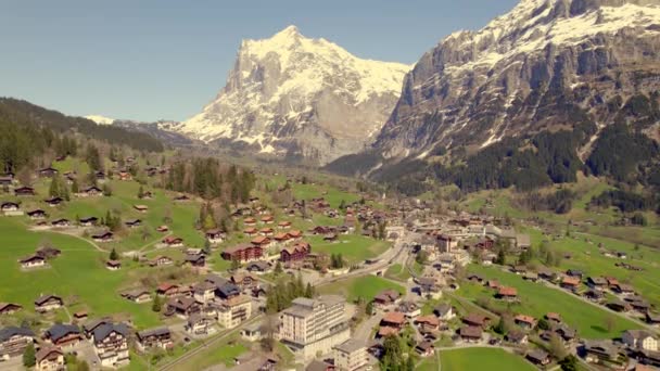 Antenn Drönare Film Höja Ner Över Underbara Bergsbyn Schweiziska Alperna — Stockvideo